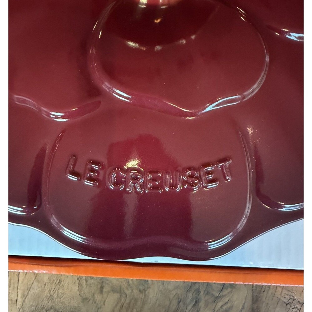 Le Creuset Signature Cast Iron Petal Shallow Casserole 2.25qt Garnet Rhone NEW - Picture 13 of 16